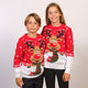 To børn i hver deres røde julesweater med Rudolf på.