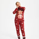 En afslappet dame iført julepyjamas med Rudolf på.