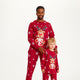 En mand og et barn iført samme julepyjamas.