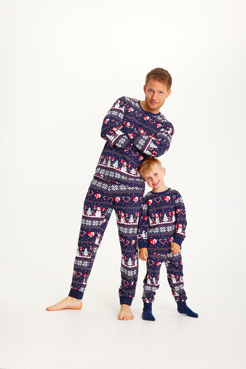 En mand og en dreng står lånet mod hinanden og er iført hver deres blå julepyjamas.
