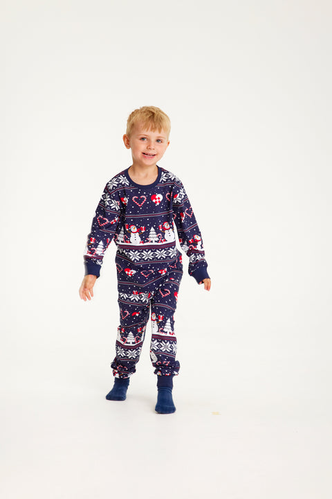 Et barn med blå julepyjamas på.