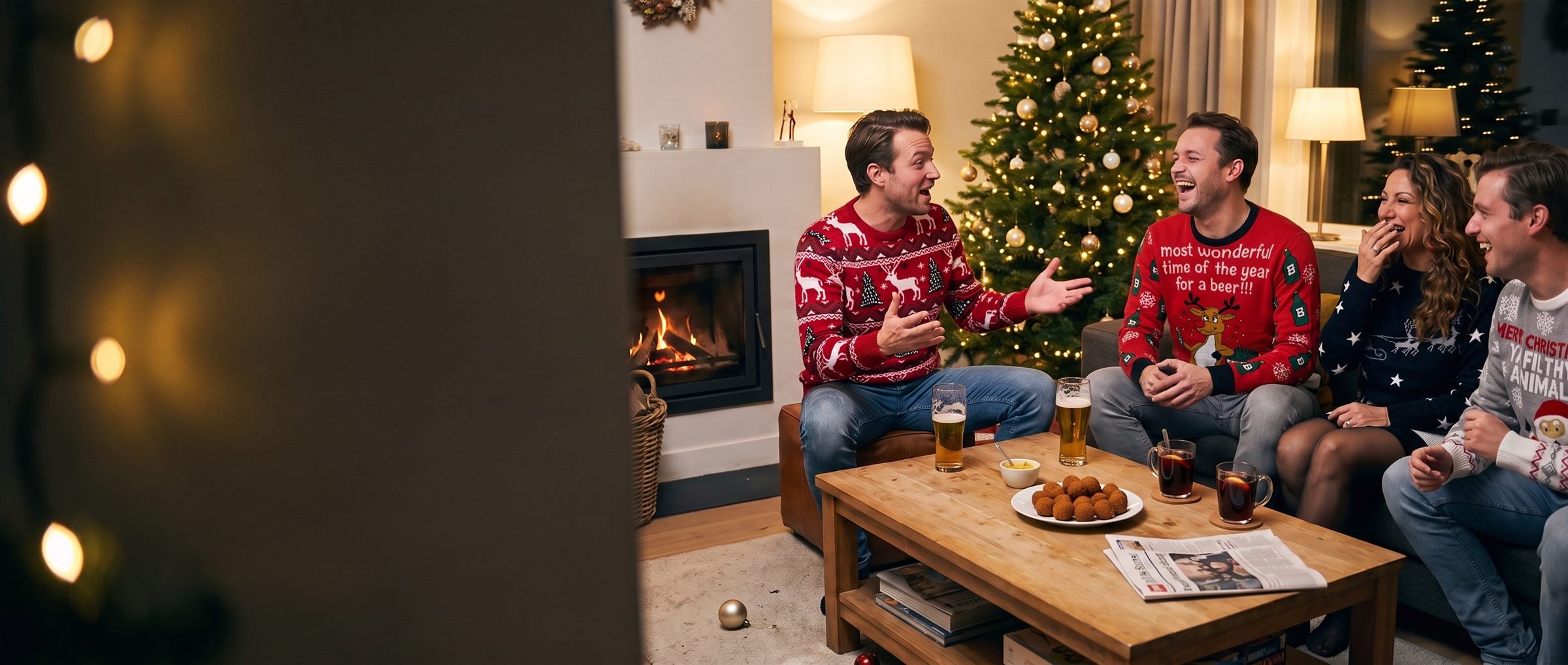 Gezin in foute kersttruien lachend bij de kerstboom